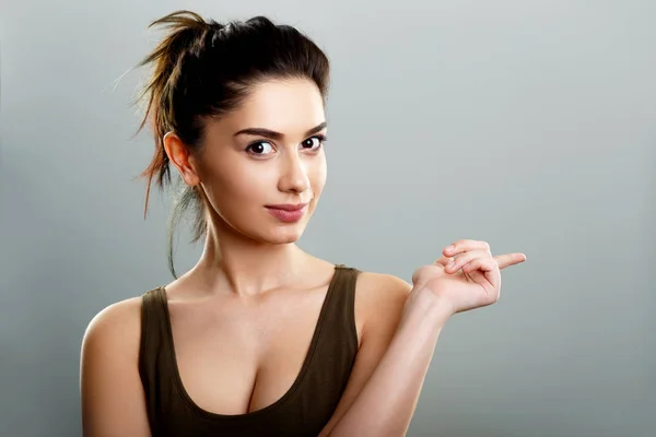 Симпатична підліток жінка вказує палець Ліцензійні Стокові Фото