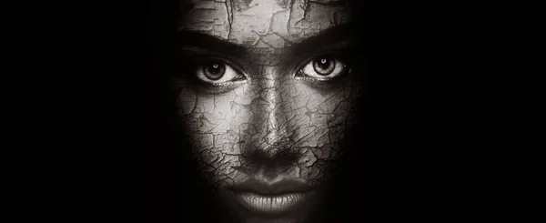 Концепція сухої шкіри. Жінка з потрісканою текстурою обличчя Стокове Фото