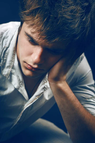 Сумний пригнічений самотній молодий чоловік — стокове фото
