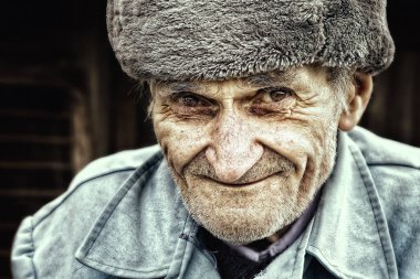 Yaşlı yaşlı adam açık hava portresi için gülümsüyor. Doğu Avrupa halkı