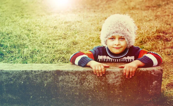 Açık Havada Eğlenen Mutlu Gülümseyen Erkek Çocuğun Kış Tatili Portresi — Stok fotoğraf