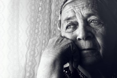 Bunalımlı yaşlı kadın