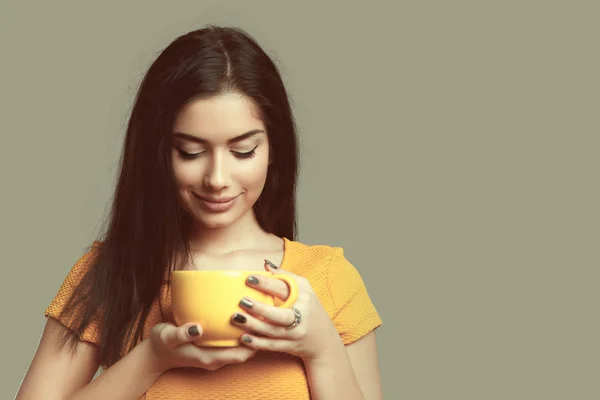 Mujer joven con taza de café aislado en gris Fotos De Stock Sin Royalties Gratis