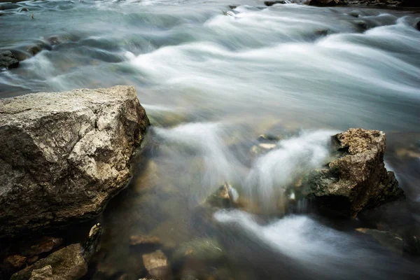 Rochers dans un ruisseau en cascade — Photo