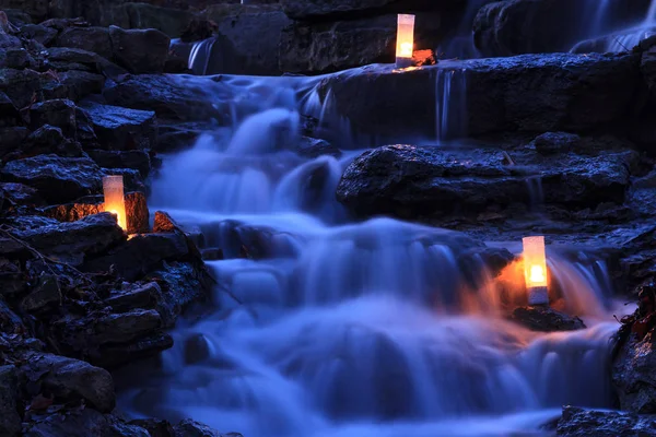 Jardin cascade cascade avec bougies — Photo