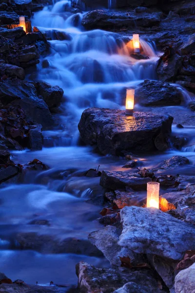 Cascade en cascade avec bougies — Photo