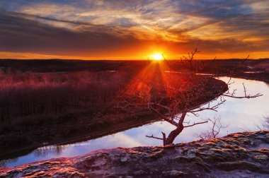 Gün batımında Ozarks nehirde Osage
