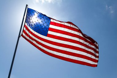 Amerikan bayrağı dalgalanıyor