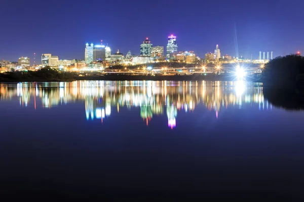 Kansas City Skyline refleksji nad rzeką Missouri — Zdjęcie stockowe