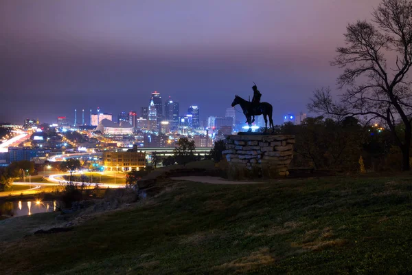 Канзас-Сити ночью со скаутом — стоковое фото