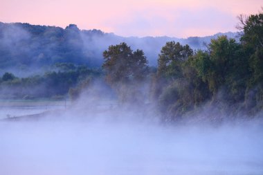 Missouri'deki Truman Gölü üzerinden sis
