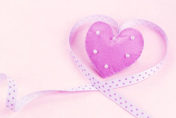 Fiber textured heart with ribbon — Stock Photo, Image