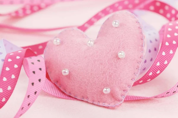 Dokulu lif kalp şeritler 