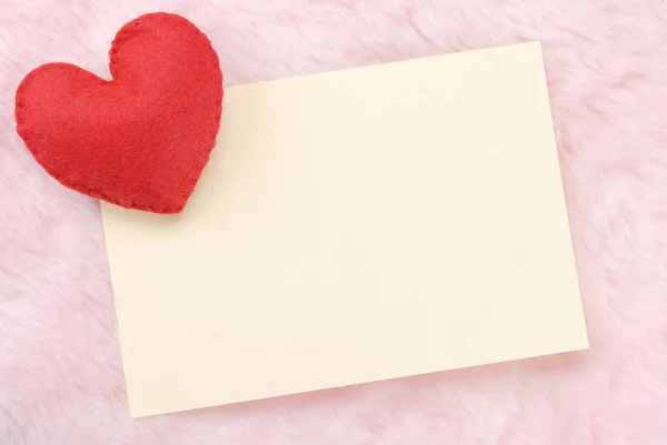Rotes Herz mit leerem Zettel — Stockfoto