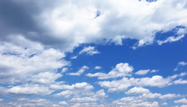 아름 다운 구름과 푸른 하늘 — 스톡 사진