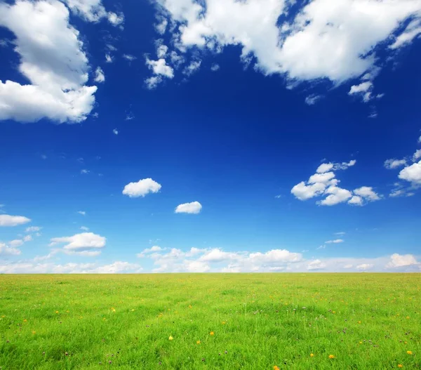 Όμορφο τοπίο με μπλε ουρανό και άσπρα σύννεφα — Φωτογραφία Αρχείου