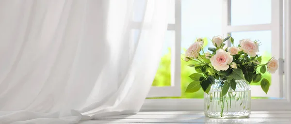 Bouquet di fiori di rosa vicino alla finestra — Foto Stock