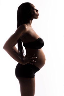 Genç güzel Afro-Amerikan bekliyor anne. 