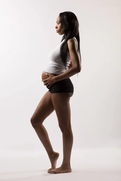 アフリカ系アメリカ人期待の美しい若い母親. — ストック写真