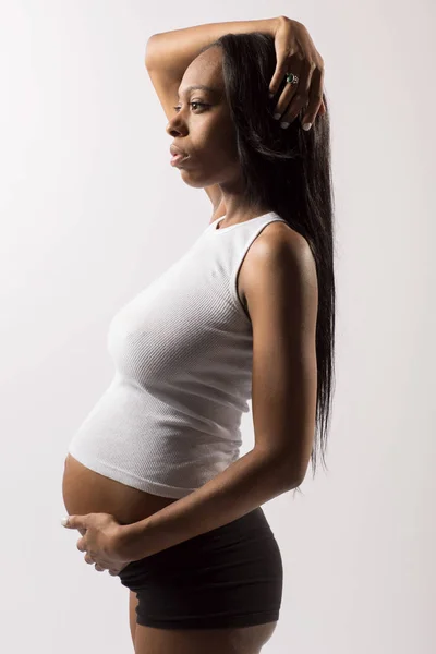 Jovem bela afro-americana esperando mãe . — Fotografia de Stock