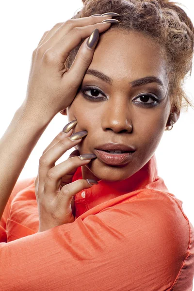 Africano mulher americana com cabelo encaracolado. — Fotografia de Stock