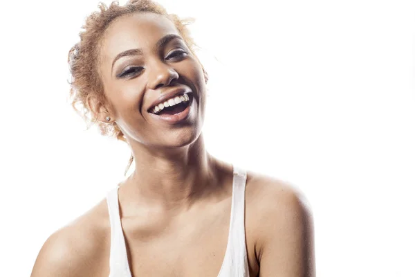 Africano mulher americana com cabelo encaracolado. — Fotografia de Stock