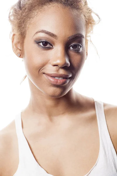 Africano mulher americana com cabelo encaracolado. — Fotografia de Stock