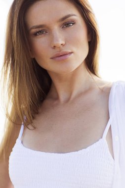 Güzel sağlıklı kız zevk güneşli gün vasıl belgili tanımlık kıyı.