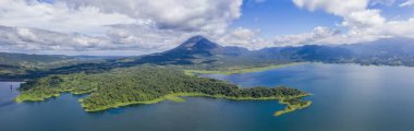 Kosta Rika 'daki güzel Arenal Gölü' nün panoramik manzarası.
