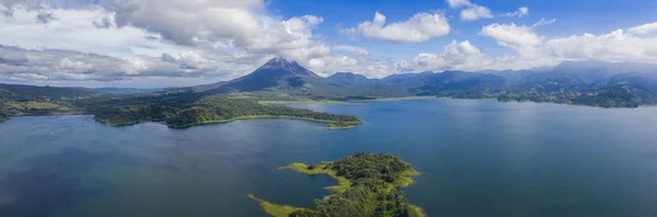 Panorámás kilátás a gyönyörű Arenal-tóra, Costa Rica. — Stock Fotó