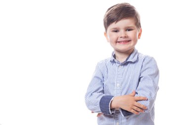 Beyaz arka planda genç, sevimli, mutlu bir çocuk.. 