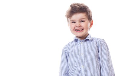 Beyaz arka planda genç, sevimli, mutlu bir çocuk.. 