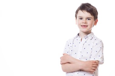 Beyaz arka planda poz veren küçük mutlu bir çocuk.. 