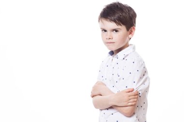 Beyaz arka planda poz veren küçük mutlu bir çocuk.. 