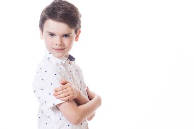 Beyaz arka planda poz veren küçük mutlu bir çocuk.. 