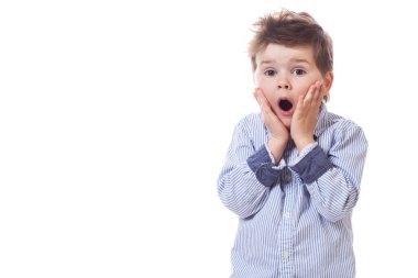 Beyaz arka planda poz veren küçük mutlu bir çocuk.. 