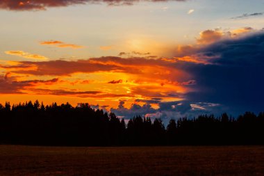 Bulutlarda gün batımı