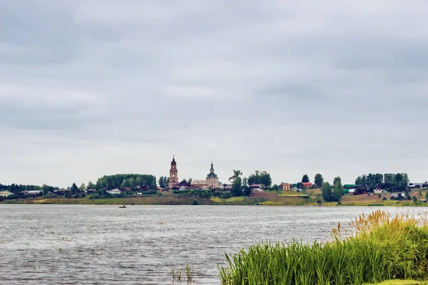 Pueblo ruso en el lago — Foto de Stock