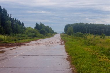 yağmurlu bir gün yolda