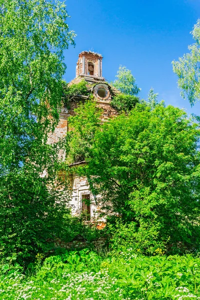 Oude verwoeste kerk — Stockfoto