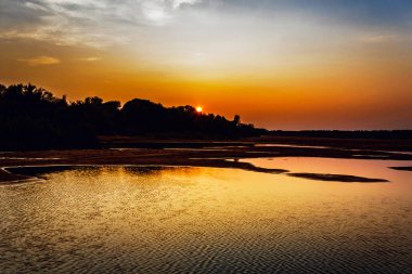 nehir kıyısında günbatımı