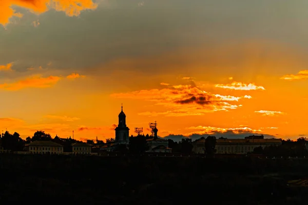 Город на закате — стоковое фото