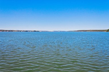 Göl bir yaz gününde