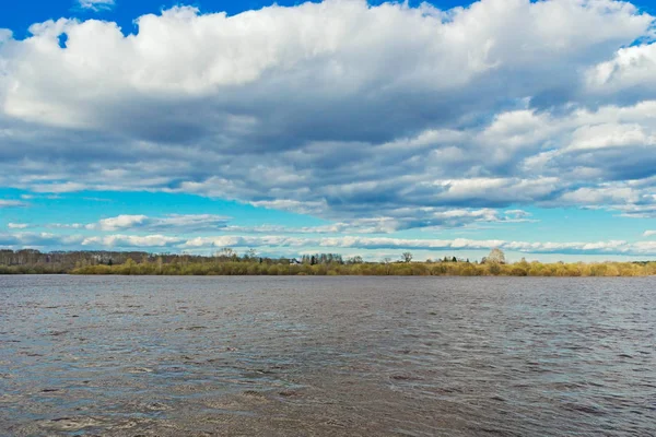 De vloed van de lente op de rivier — Stockfoto