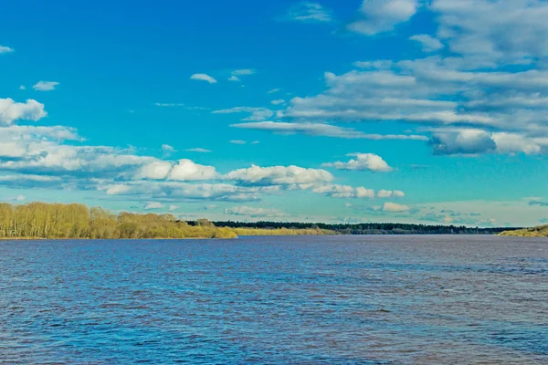 Frühjahrshochwasser am Fluss — Stockfoto