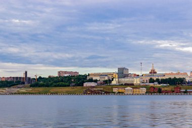 Şehir su birikintisi üzerinde