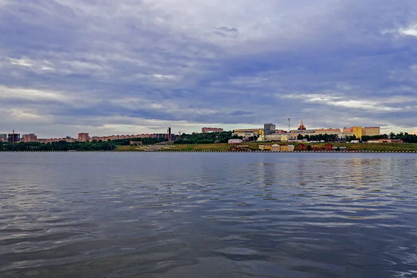 Ciudad en el estanque — Foto de Stock