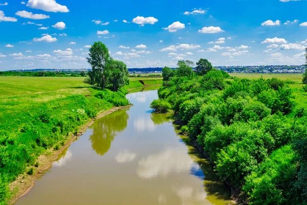 Petite rivière un jour d'été — Photo