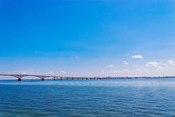 Volga river bridge in saratov — Stock Photo, Image