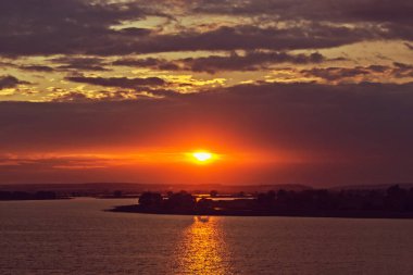 nehir kıyısında günbatımı
